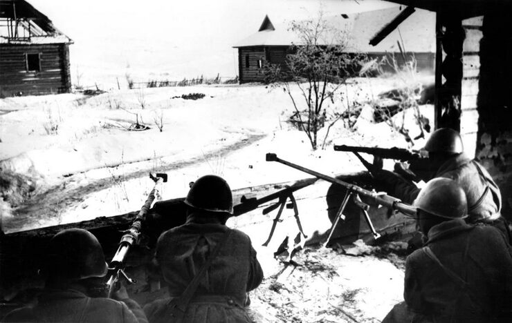 Солдаты на передовой с противотанковыми ружьями