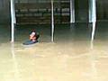 Крымск наводнение... человек тонет на глазах