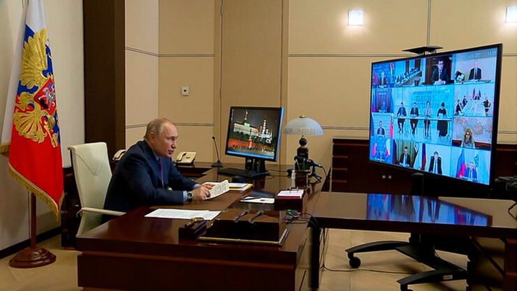 Путин призвал убрать унизительные бюрократические процедуры