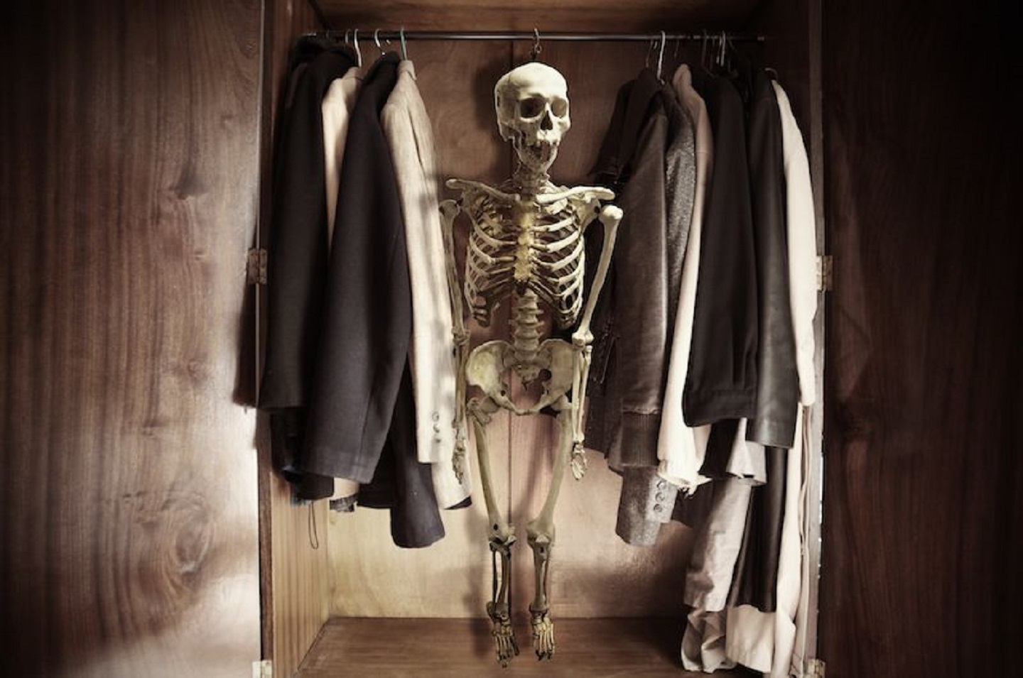 скелет в шкафу у фотосара