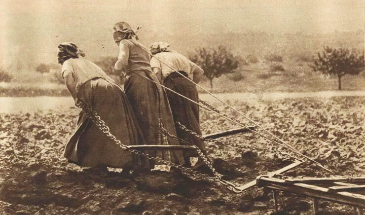Так после войны, русские женщину трудились в полях