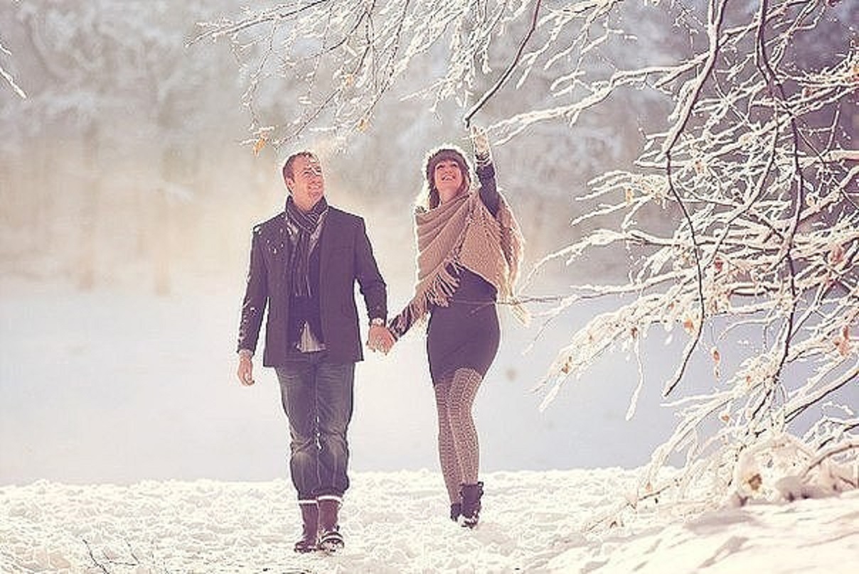 Словно украшены. Пара зимой. Прогулка зимой. Зима любовь. Зима любовь счастье.