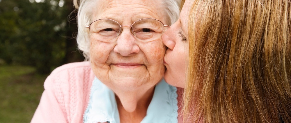 18 внучки видео. Бабушка обнимает. Внучка обнимает бабушку. Бабушка целует. Девушка обнимает бабушку.
