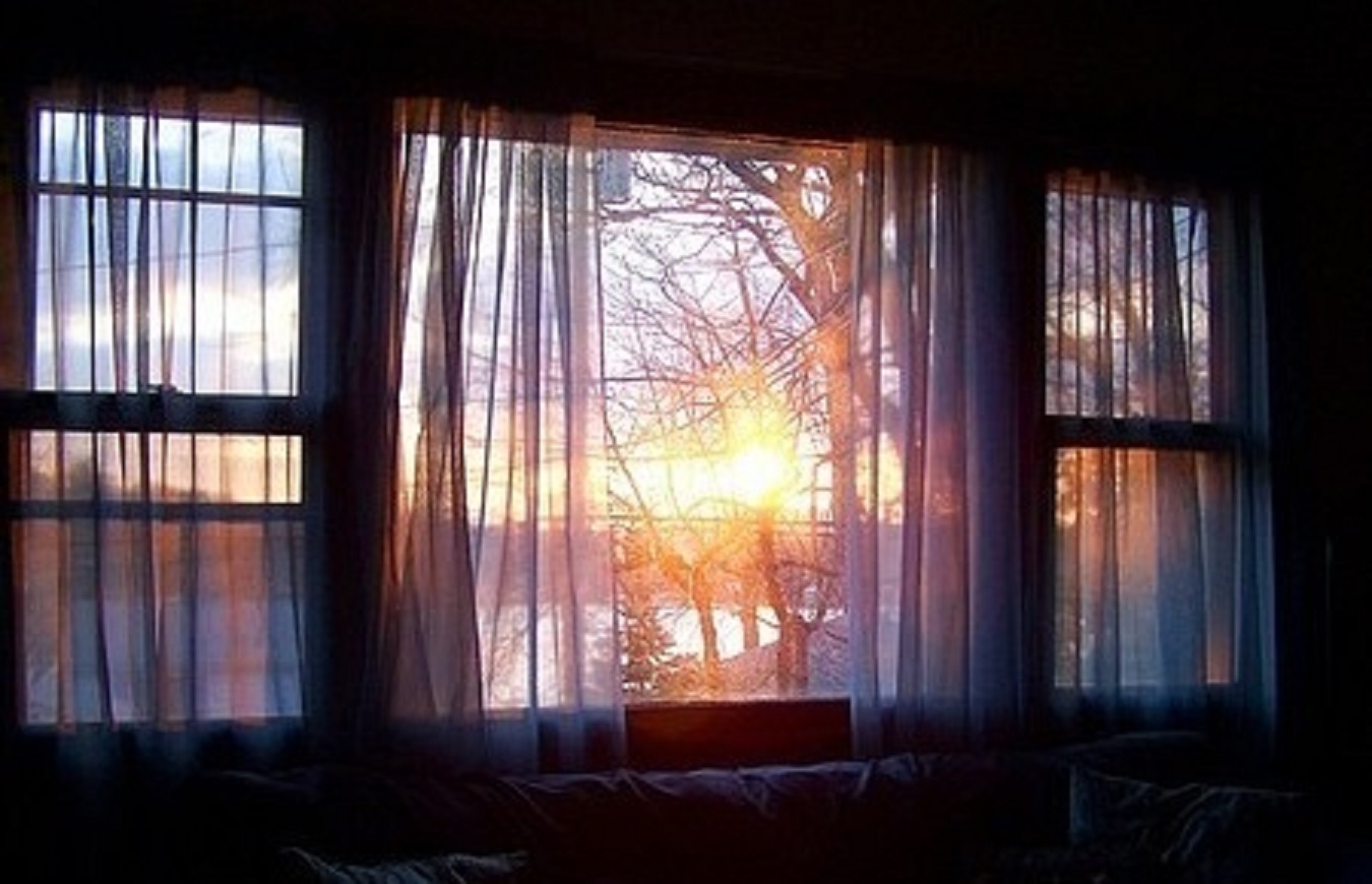 Синий вечер заглянул в мое окно. Окно вечер. Солнечный свет в комнате. Лучи солнца в комнате. Луч солнца в окне.