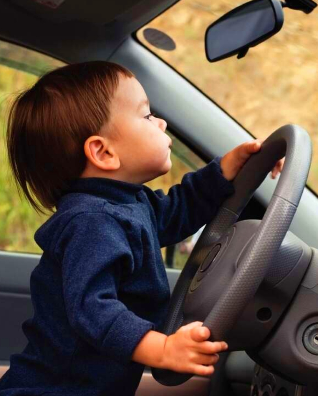 Включи дети и водители. Ребенок за рулем. Маленький водитель. Ребенок играет в шофера. Маленькие дети за рулем машины.