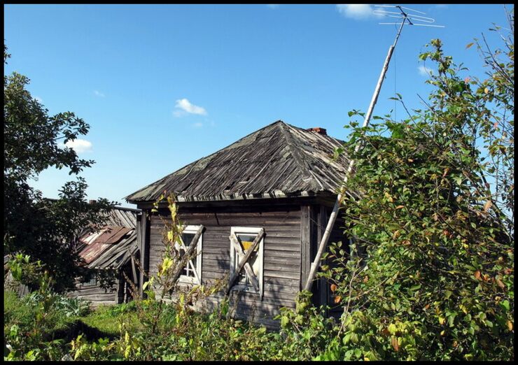 Окно крест-накрест заколочено