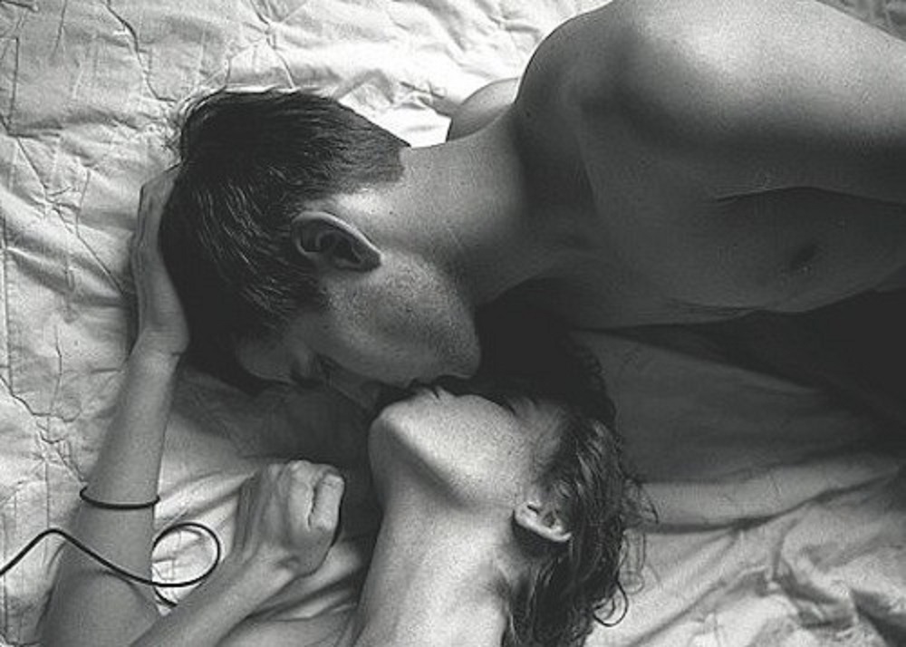 Видео где парень и девушка занимаются. Нежности в постели. Объятия в постели. Утренний поцелуй. Страстный поцелуй.