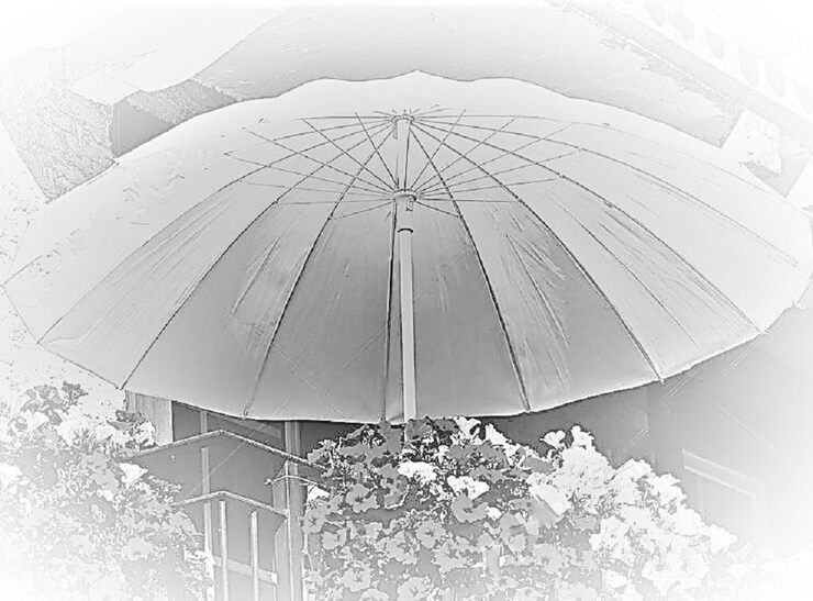На балконе зонтик выцвел...