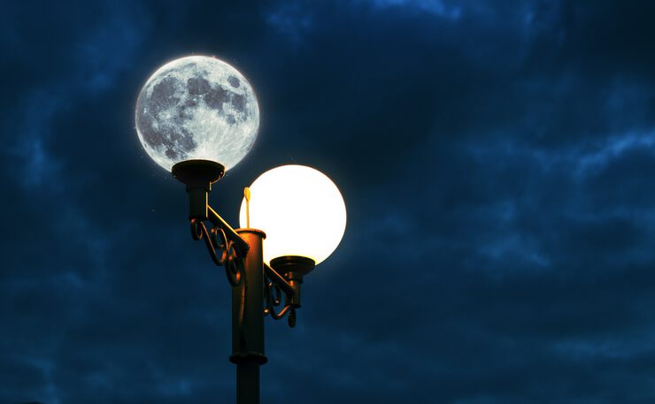 Фонари, луна и ночь