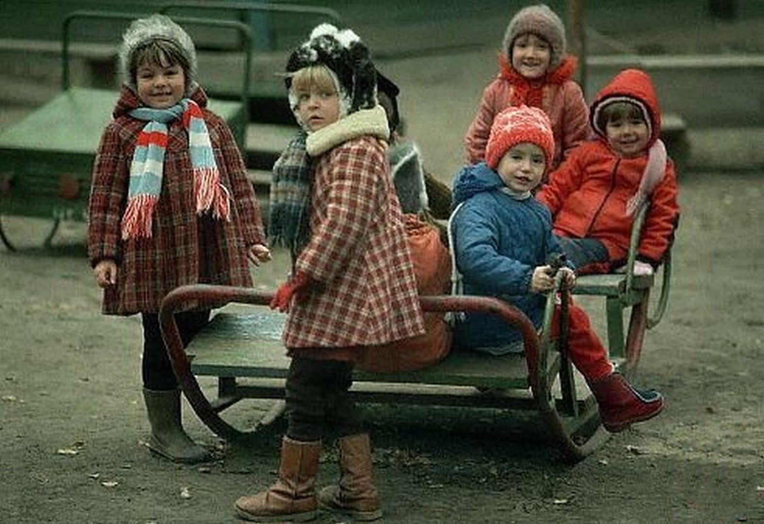 В полдень ребята вышли во двор. Советское детство. Дети советского Союза. Советское детство цветные. Счастливые советские дети.
