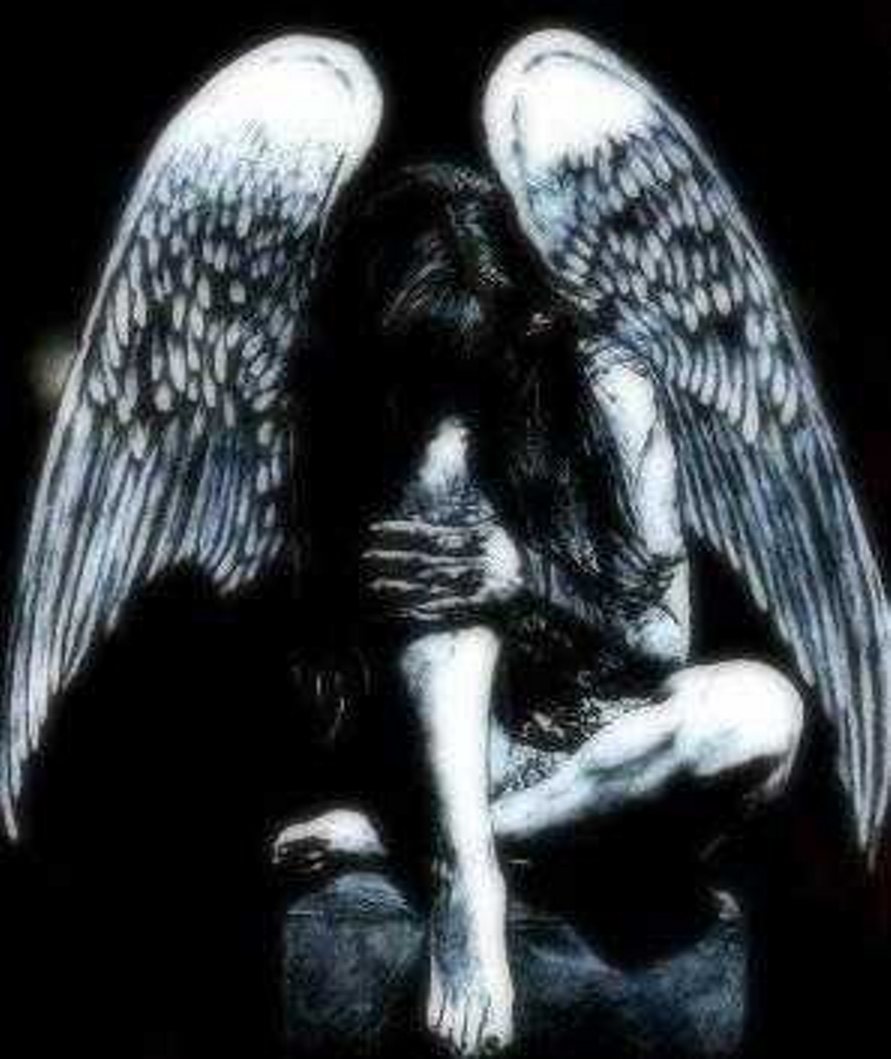 Плачущий ангел с крыльями