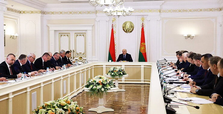 Лукашенко распорядился с 6 окт запрет на повышение роста цен