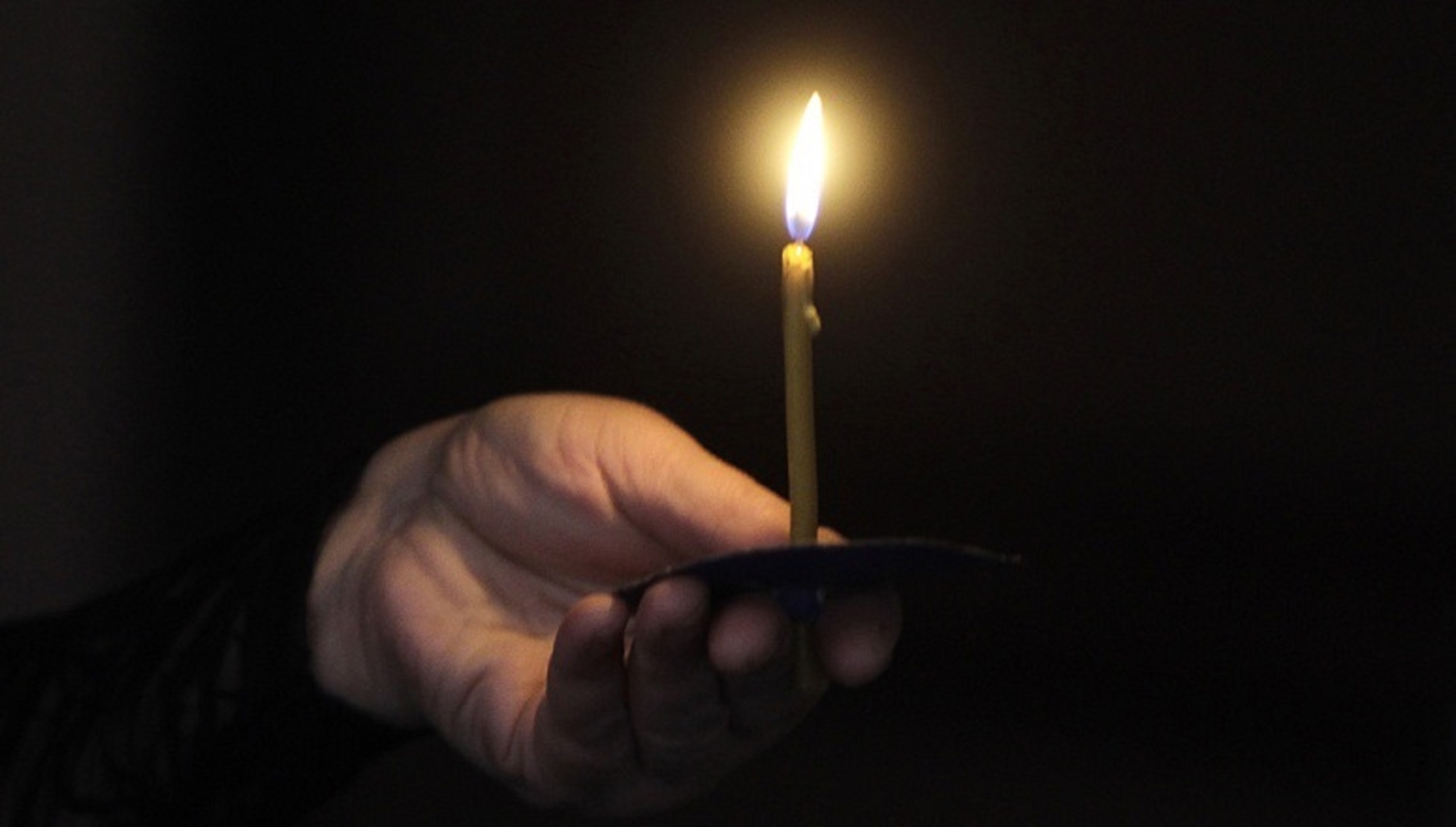 Свеча горит в руке. Свеча в руках. Церковная свеча в руке. Рука с церковной свечкой. Зажженная свеча в руках.