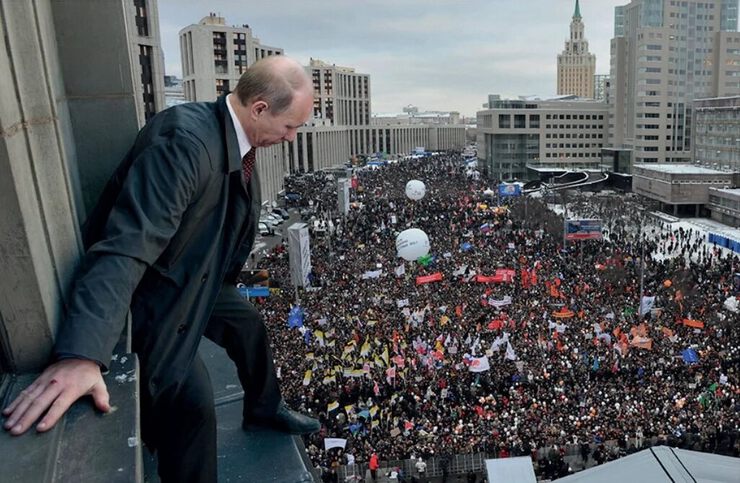 Путин на карнизе высотки во время митинга