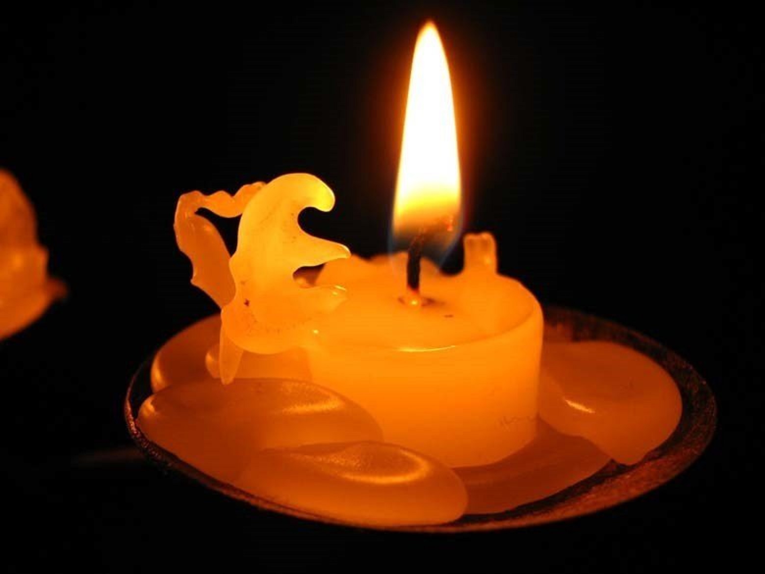 Красиво горит свеча. Огарок свечи. Огарки от свечей. Оплавленная свеча. Воск для свечей.