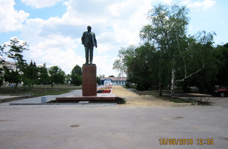 Гляжу на памятник Ильича