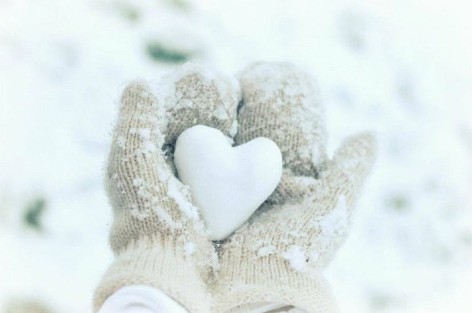 Зима на сердце на душе оригинал. Сердечко из снега. Счастье зима. Сердечко на снегу. Счастье зимой.