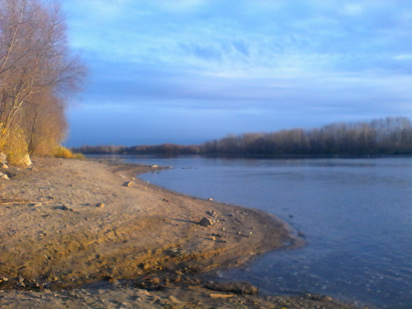 Друга река песни. Река сена осенью. Осень Северное море хмарь. Пижуг река. Река гречушка в Здехово.