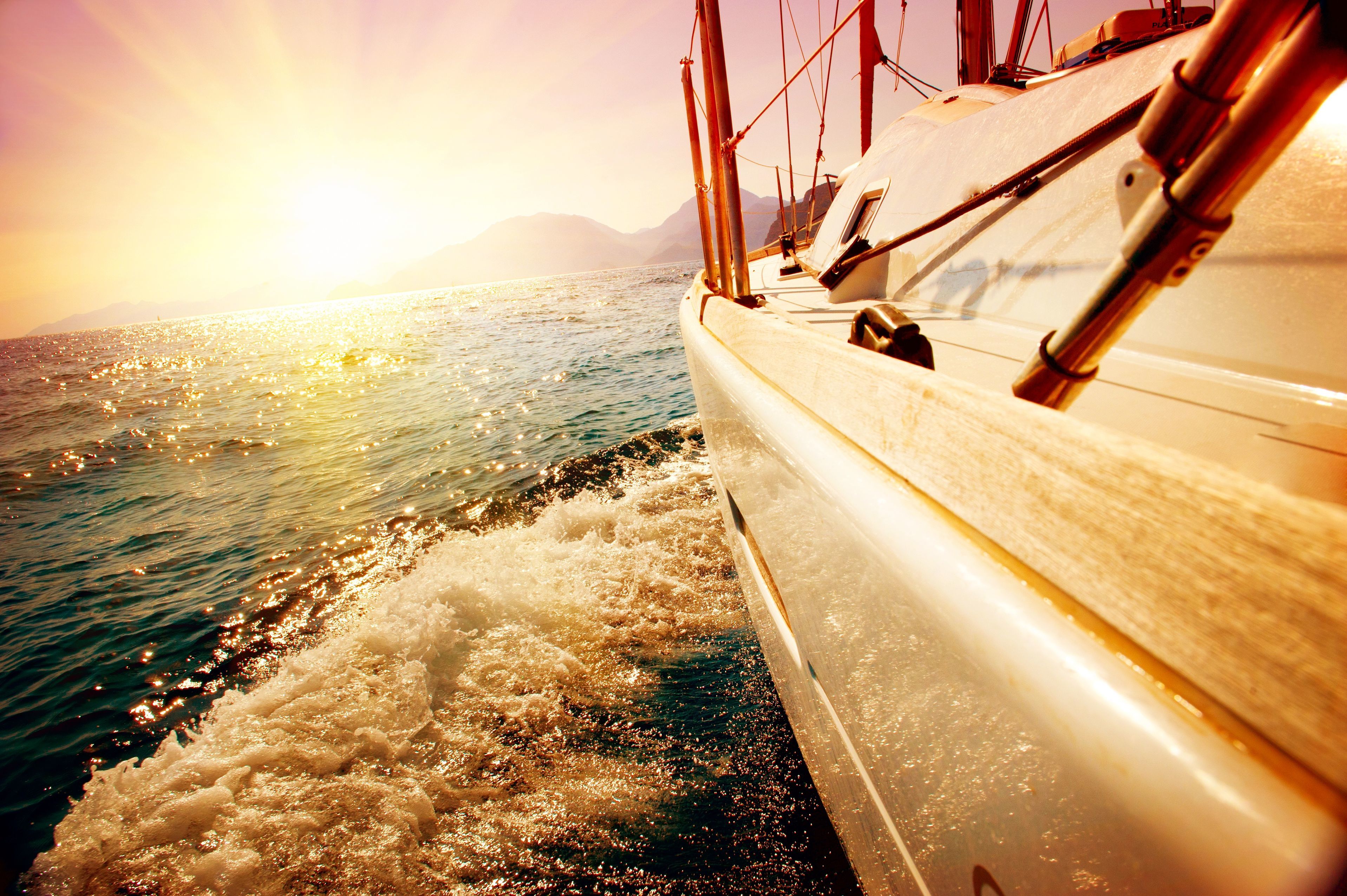 Утро палуба. Яхта в море. Море солнце яхта. Вид с яхты. Парусник море солнце.