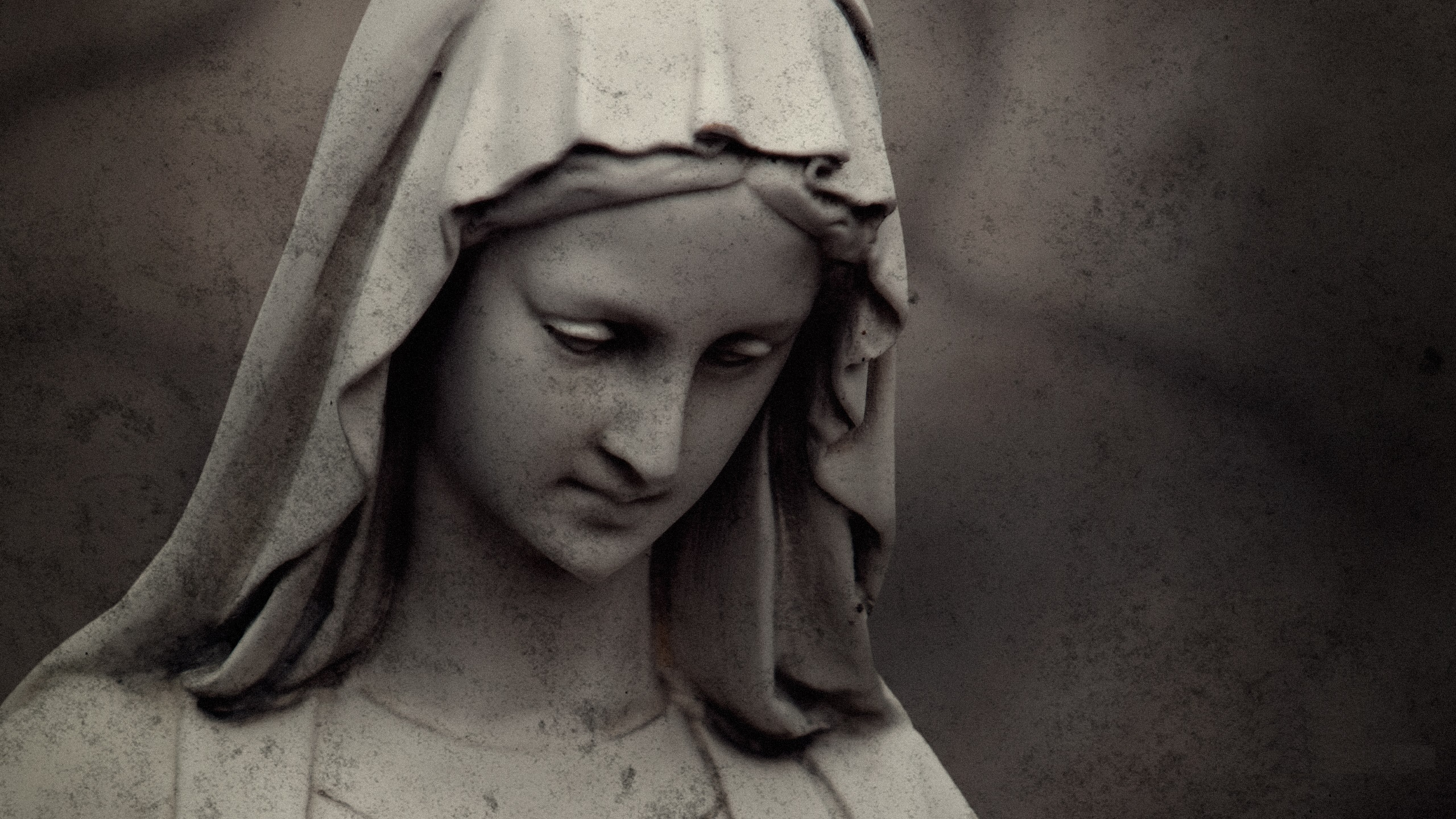 Maria work for a. Статуя Марии Магдалины плачет. Статуя Девы Марии плачет.