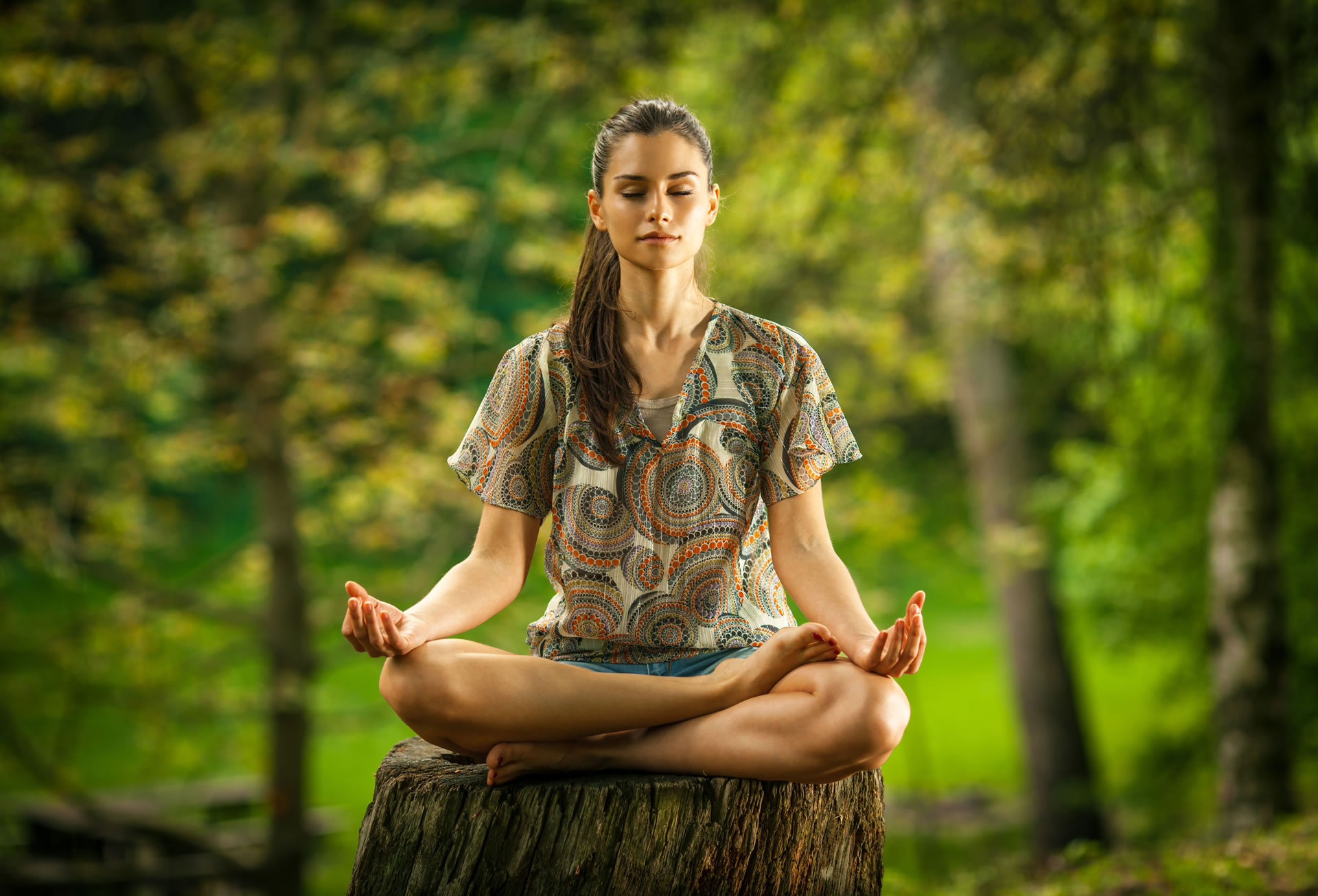 Жизненная мощь мудрость сосредоточенность и успокоение. Девушка медитирует. Девушка в позе лотоса. Медитация. Женщина медитация.