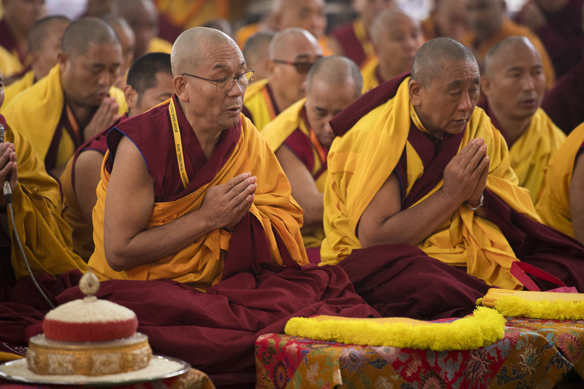 Что такое буддисты. Монах Далай лама. Будда Далай лама. Индия Далай лама. Буддийские храмы Далай лама.
