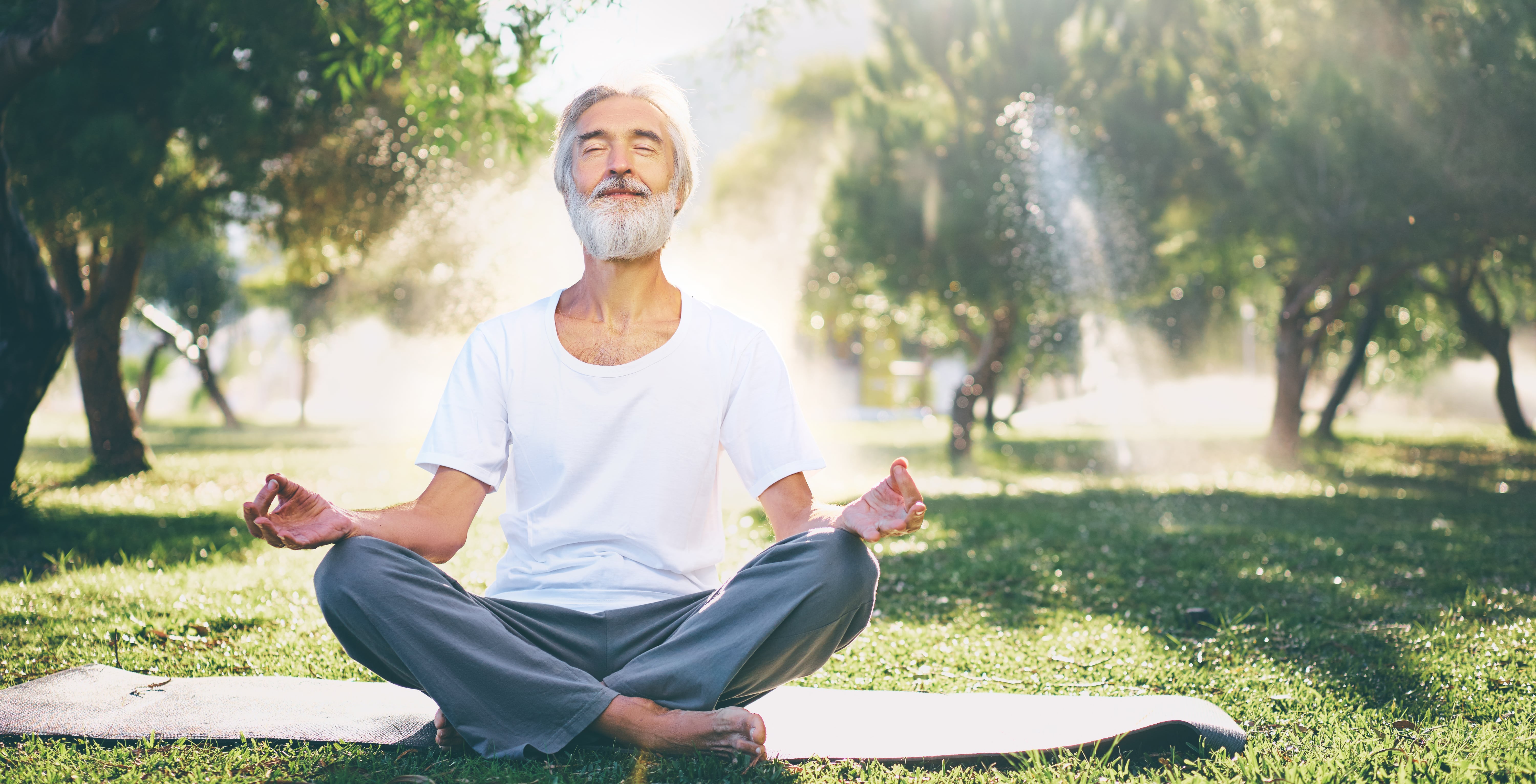 Meditation ru. Йога медитация. Мужчина в позе лотоса. Медитирующий человек. Человек в медитации.