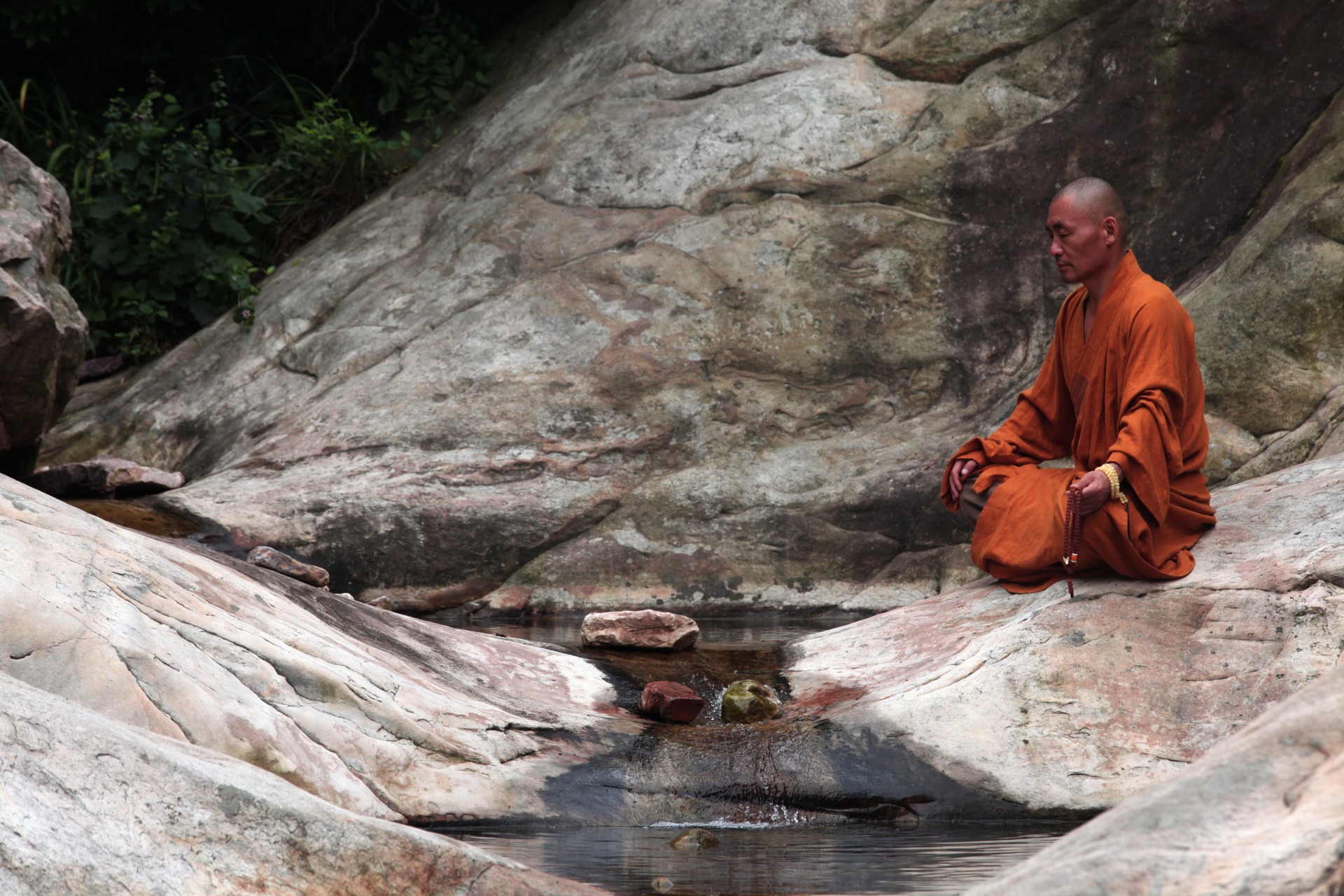 Все в кучу новое видео дзен. Будда Шаолинь. Буддизм Шаолинь. Буддистский монах Тибет. Буддистский монах отшельник.