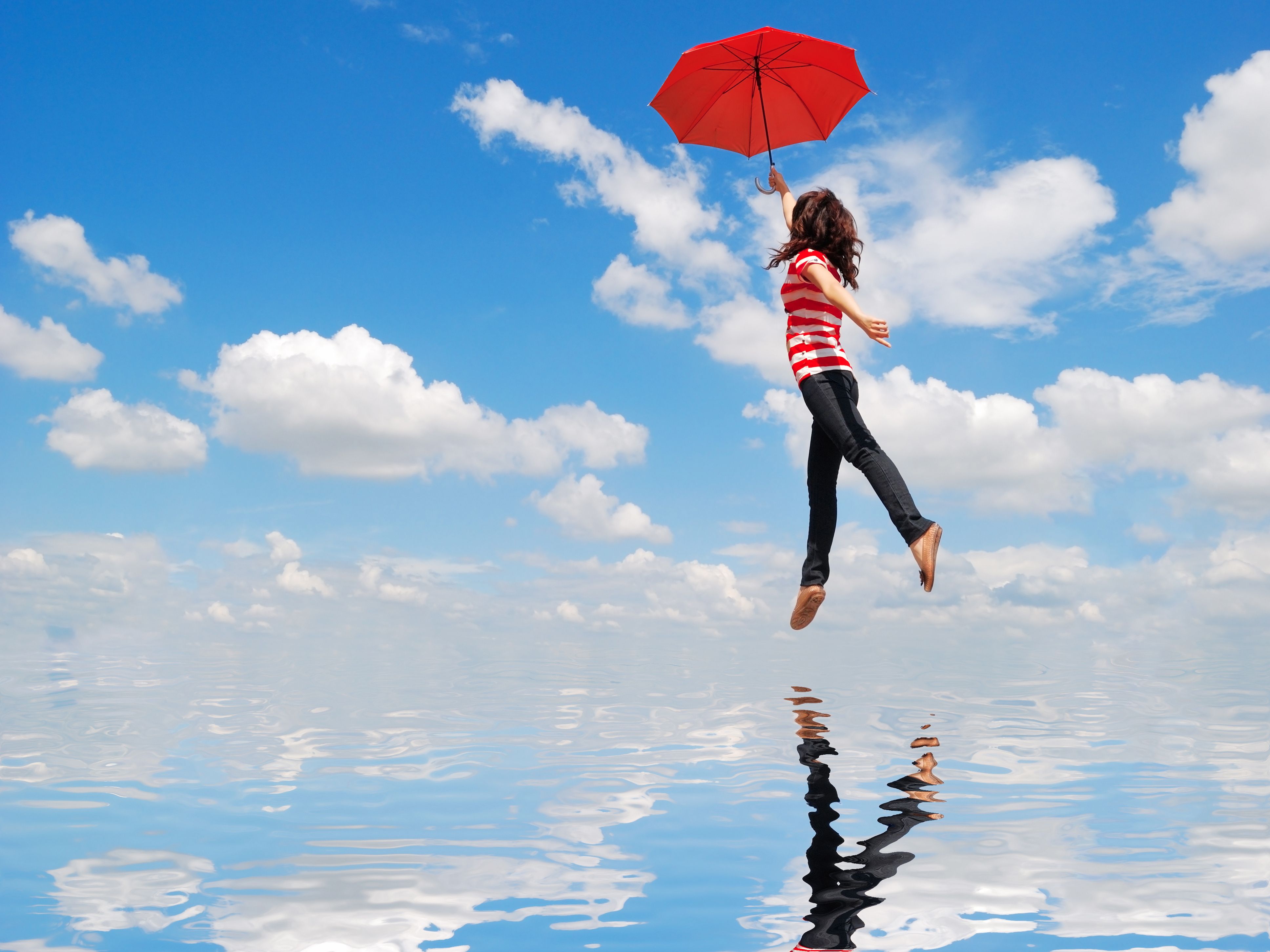 По воде шагаю я. Девушка с зонтиком в полете. Полет на зонтике. Девушка зонтик счастье. Летающий зонтик.