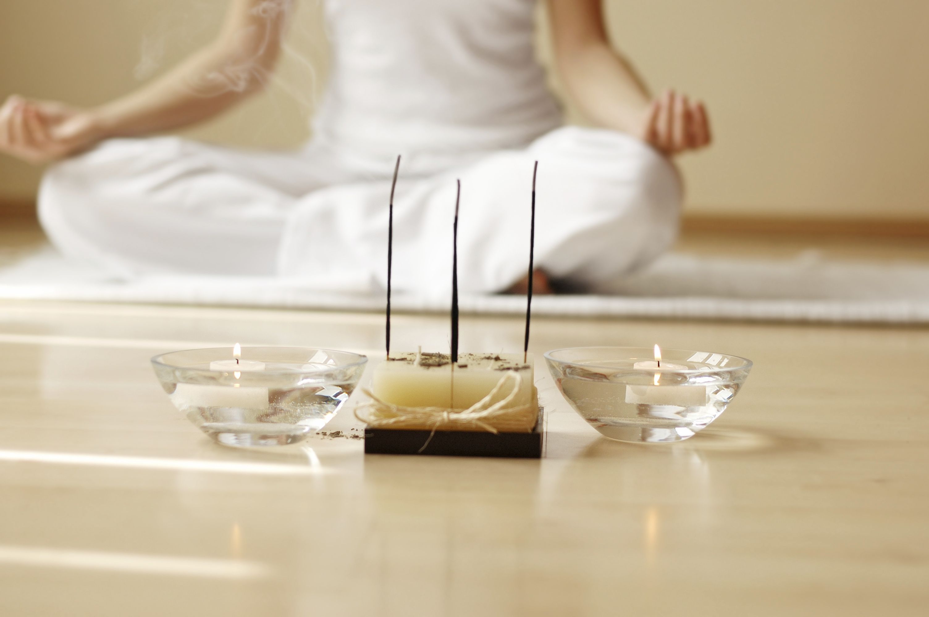 Очищение йогу. Ароматические палочки для медитации. Медитация ароматерапия. Благовония медитация. Медитация свечи благовония.