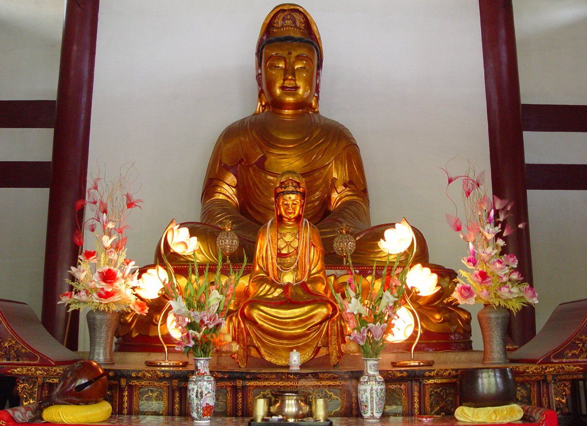 Код на будду. Храм алтарь буддизм. Алтарь в буддийском храме. Буддийский алтарь Тхеравада. Буддизм Тхеравада храм.