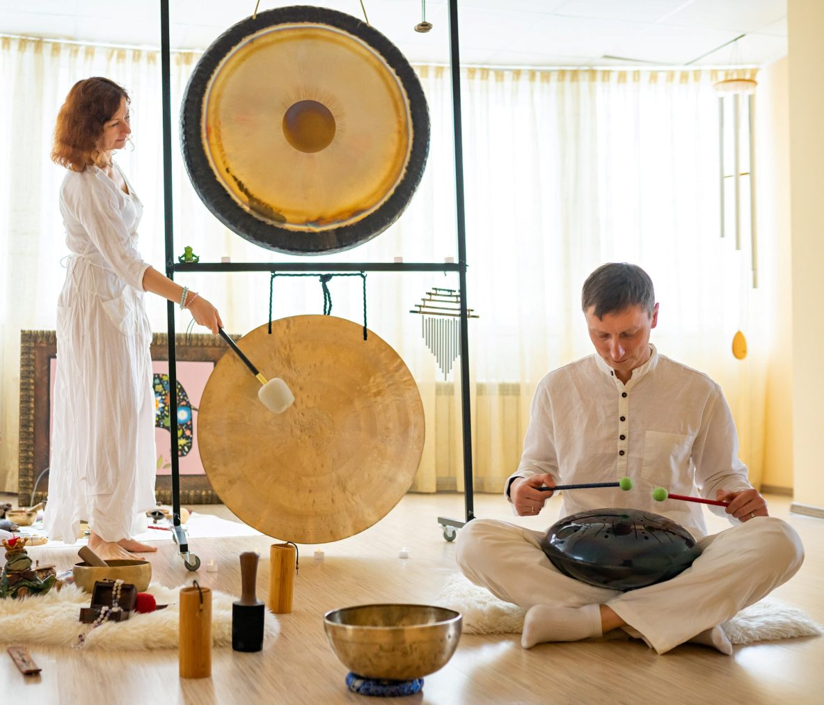 Звук организма слушать. Звукотерапия тибетскими чашами. Гонг медитация. Ганг музыкальные инструменты. Звуковые чаши для медитации.